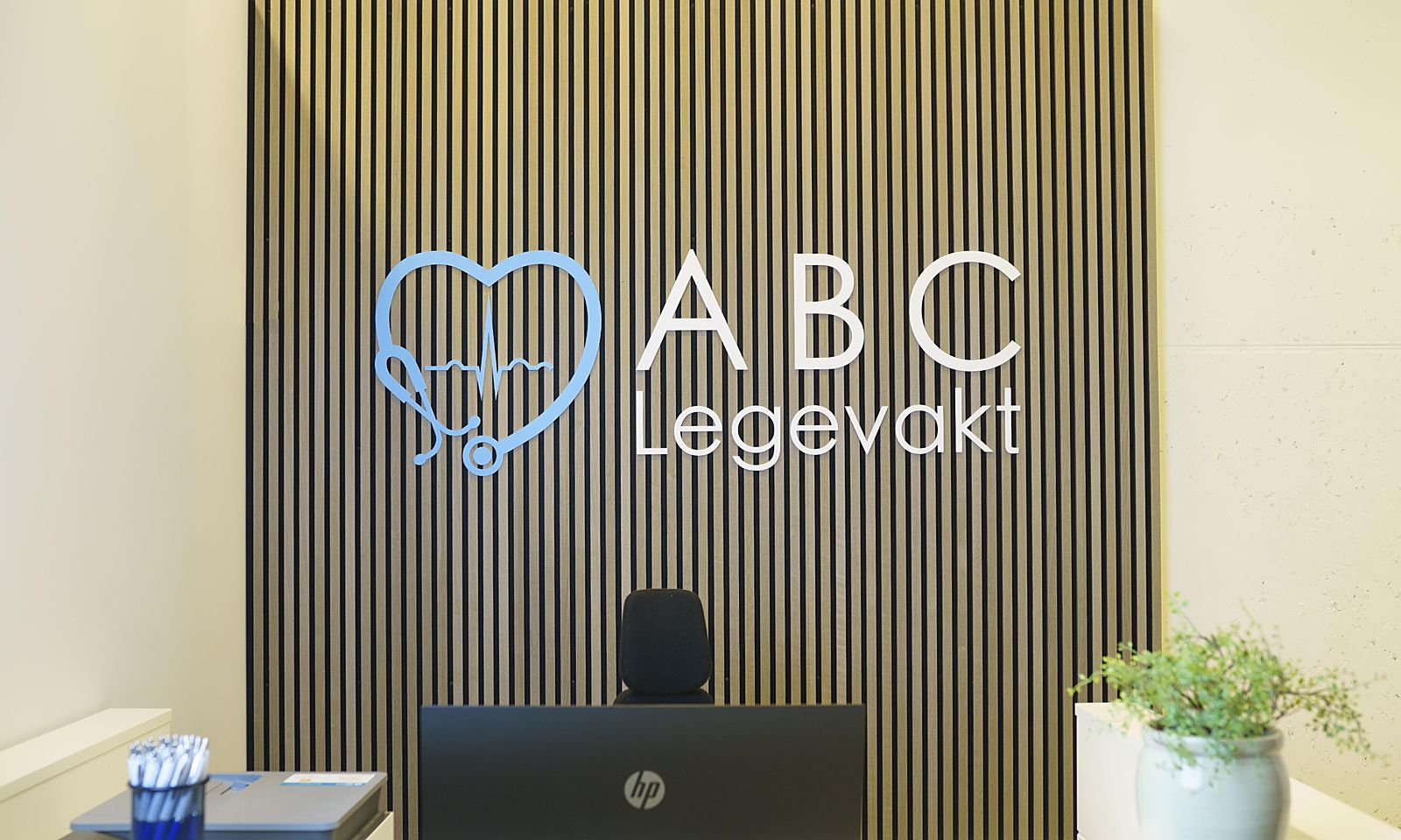 Resepsjonen hos ABC på Industrivegen 21 i Jessheim, med trevegg og ABC-logo.
